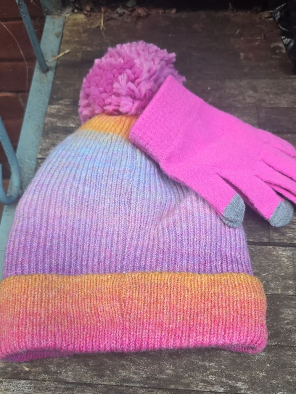 KidsโPink Gradient Pom Beanie with Pink Touchscreen Gloves